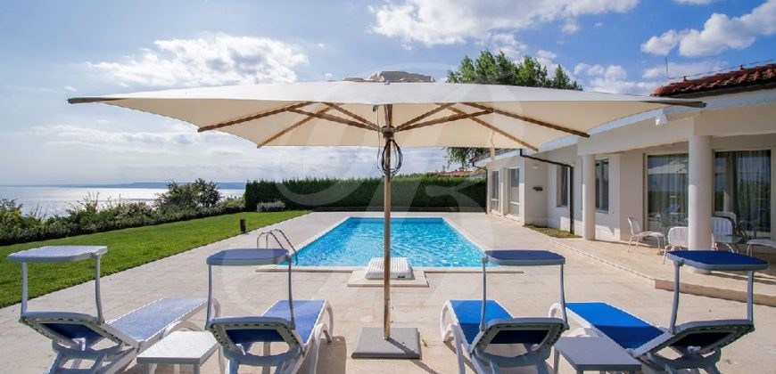 Maßgeschneiderte 250qm Villa mit Pool und Ausblick aufs Meer