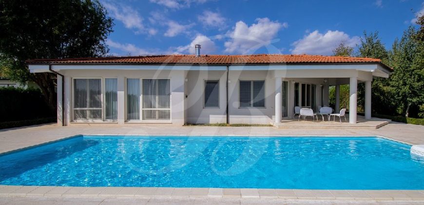 Maßgeschneiderte 250qm Villa mit Pool und Ausblick aufs Meer