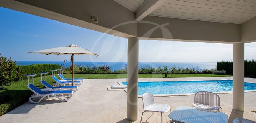 Maßgeschneiderte 250qm Villa mit Pool und Ausblick aufs Meer