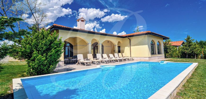 Wunderschöne 5-Zimmer-Villa mit Pool und atemberaubendem Meerblick