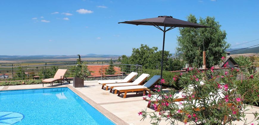 VILLA IN KOSHARITSA MIT SWIMMINGPOOL UND TENNISPLATZ