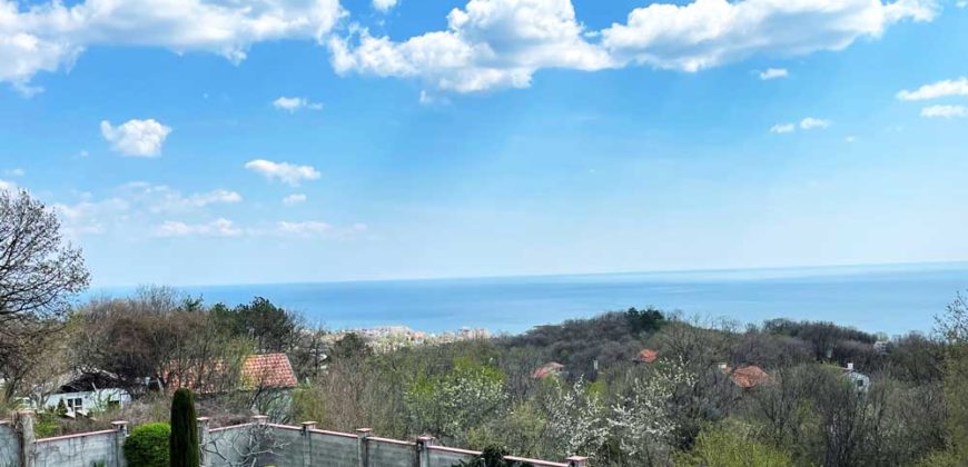 4 stöckiges Haus mit Meerblick umgeben von Natur